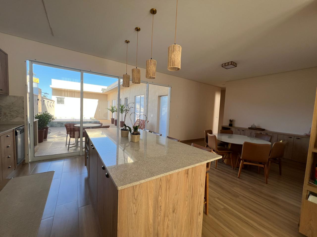 Cozinha com balcão de apoio em mármore e integrado com sala de jantar